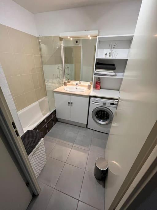 Joli Appt 45 M2 Avec Terrasse Daire Lunel  Dış mekan fotoğraf