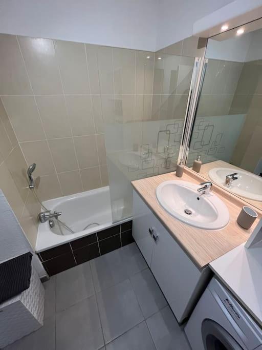 Joli Appt 45 M2 Avec Terrasse Daire Lunel  Dış mekan fotoğraf